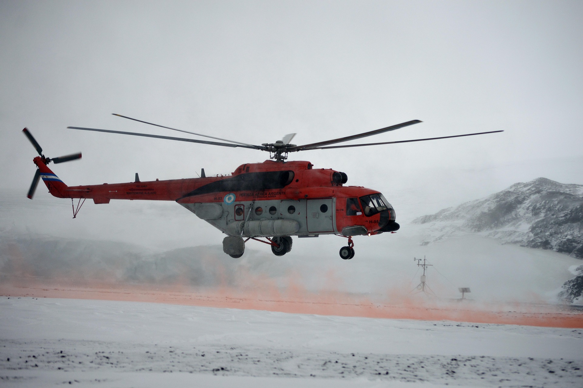 Helicóptero argentino operando en territorio antártico