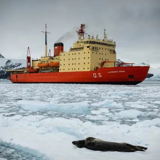 Buque rompehielos operando en hielo antártico