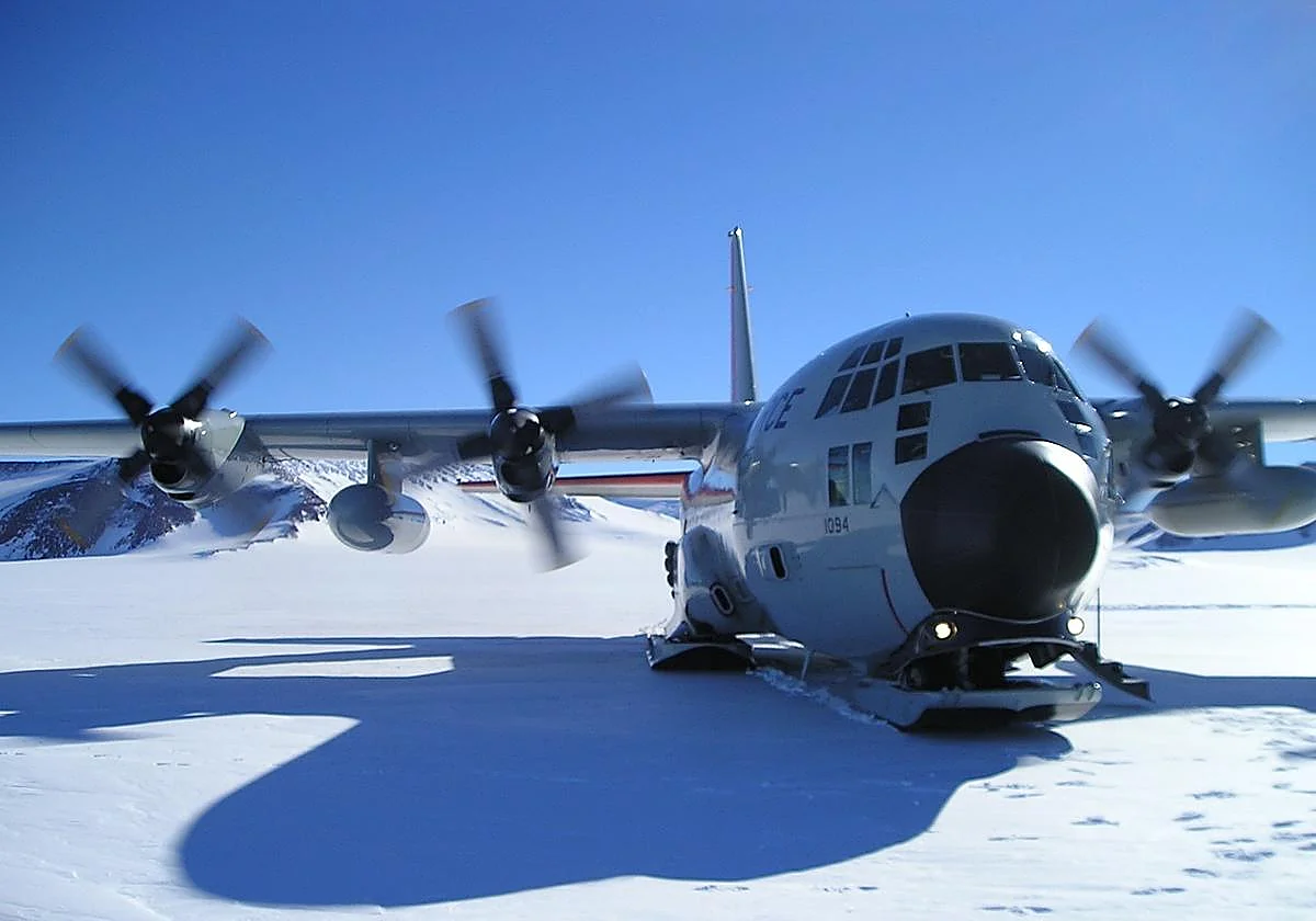 Avión de transporte operando en pista antártica