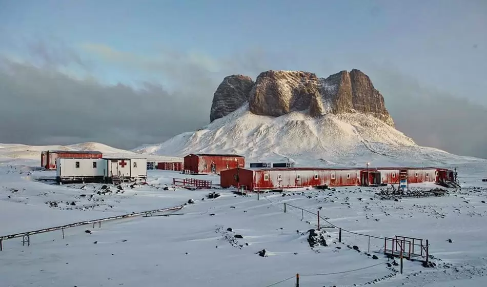Base antártica en paisaje nevado